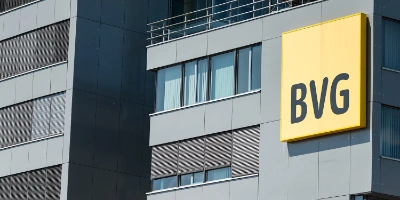 Das BVG Schild an der Hauptzentrale der BVG in Nahaufnahme