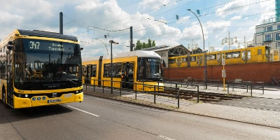 Alle drei Fahrzeuge der BVG an der Warschauer Straße