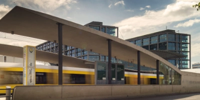Blick auf den Hauptbahnhof, im Vordergrund ist eine Tram-Haltestelle der BVG zu sehen.