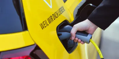 Ein BVG Elektroauto welches aufgeladen wird.