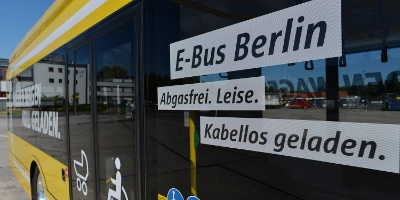 ein Bus mit einem Aufdruck zum Thema E-Mobilität