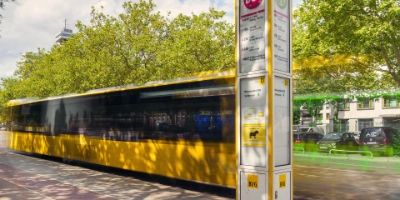 Ein Bus der BVG hält an einer Halte stelle am Zentralen Omnibusbahnhof.