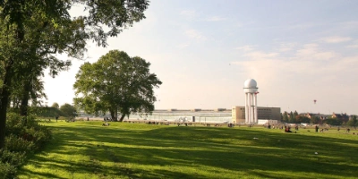 Blick zum alten Flughafengebäude vom Tempelhofer Feld aus.