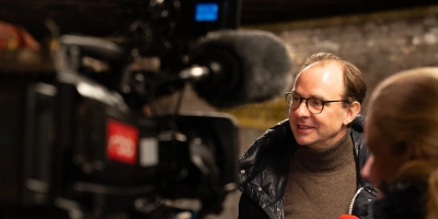 BVG Vorstand Henrik Falk steht vor einer Kamera bei einer Pressekonferenz