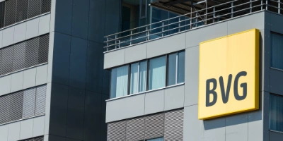 Zu sehen ist das BVG-Logo an einer Hauswand.