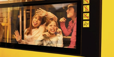 Drei kleine Mädchen machen Fratzen am U-Bahn Fenster.