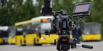 Eine Kamera die einen Bus filmt