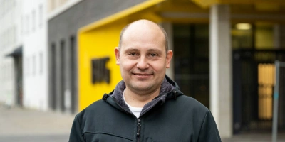 Marko, Gruppenleiter in der IT steht vor dem IT-Gebäude der BVG in der Usedomer-Straße