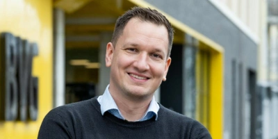 Ramon, Sachgebietsleiter Ingenieurwesen steht vor einem BVG-Gebäude in der Usedomer-Straße