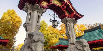 Blick auf das Elefantentor vom Berliner Zoo.