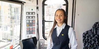 Azubi weiblich in einer U-Bahn Fahrerkabine