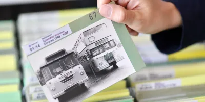 Ein altes BVG-Foto das aus einer Kartei gezogen wird