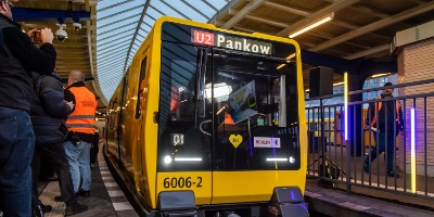 ein neuer U-Bahn Zug im U-Bahnhof Olympiastadion