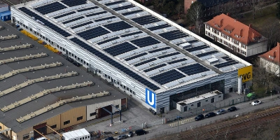 Ein Bild des Daches vom Betriebshof Machhandelweg mit Solar-Panelen