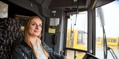 Tramfahrerin sitzt im Fahrerstand