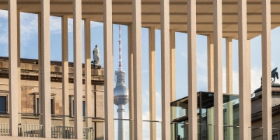 Ein Bild mit Säulen der Museumsinsel, im Hintergrund der Berliner Fernsehturm