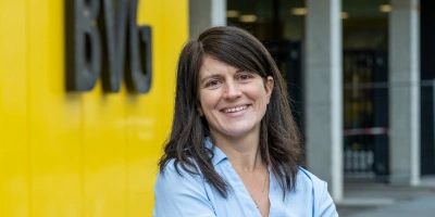 Debora, Fachkraft im Ingenieurwesen steht vor einem BVG-Gebäude in der Usedomer-Straße