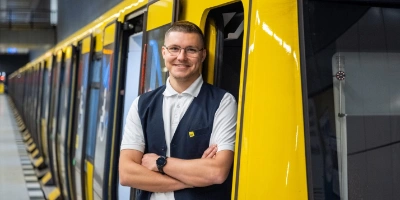 U-Bahnfahrer Steven steht in der Tür der U-Bahn-Fahrerkabine.