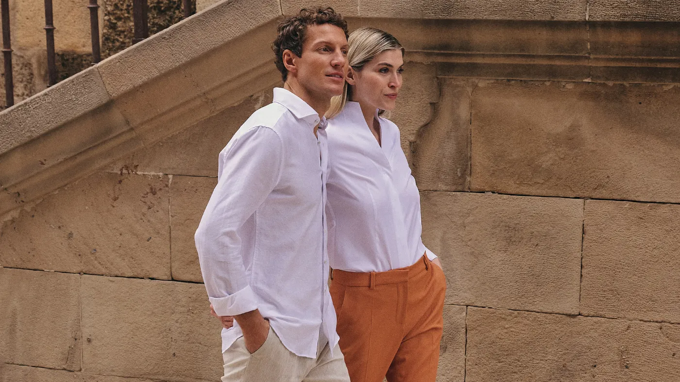 Eine Frau und ein Mann in weißem Hemd stehen nebeneinander.