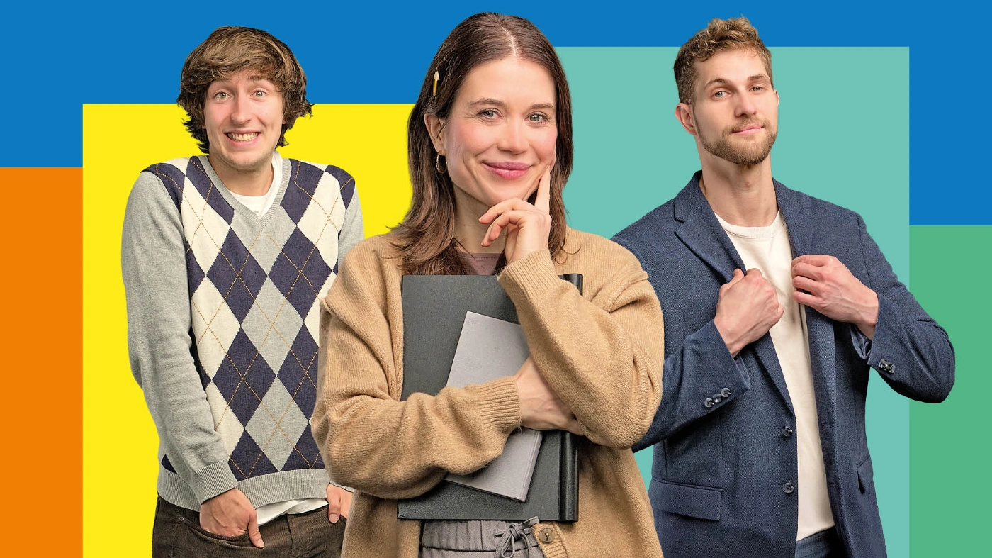 Drei junge Erwachsene posieren vor farbigen Flächen. Eine Frau mit Ordner steht in der Mitte, daneben zwei Männer.