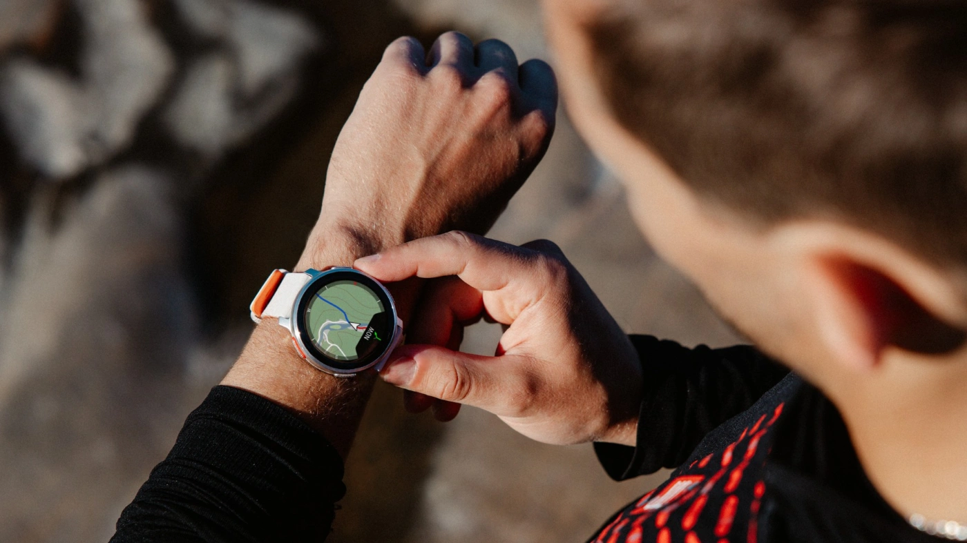 Im Anschnitt ist ein Mann zu sehen, der seine Polarwatch an seinem Handgelenk bedient.