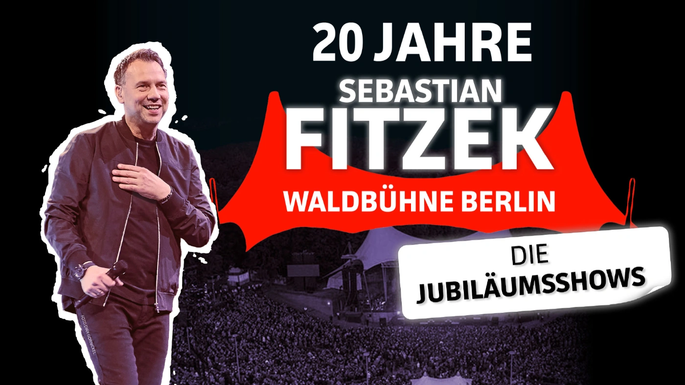 Plakat für die Jubiläumsshow von Sebastian Fitzek in schwarz und rot. Dabei ist die Waldbühne zu sehen und Sebastian Fitzek selbst.