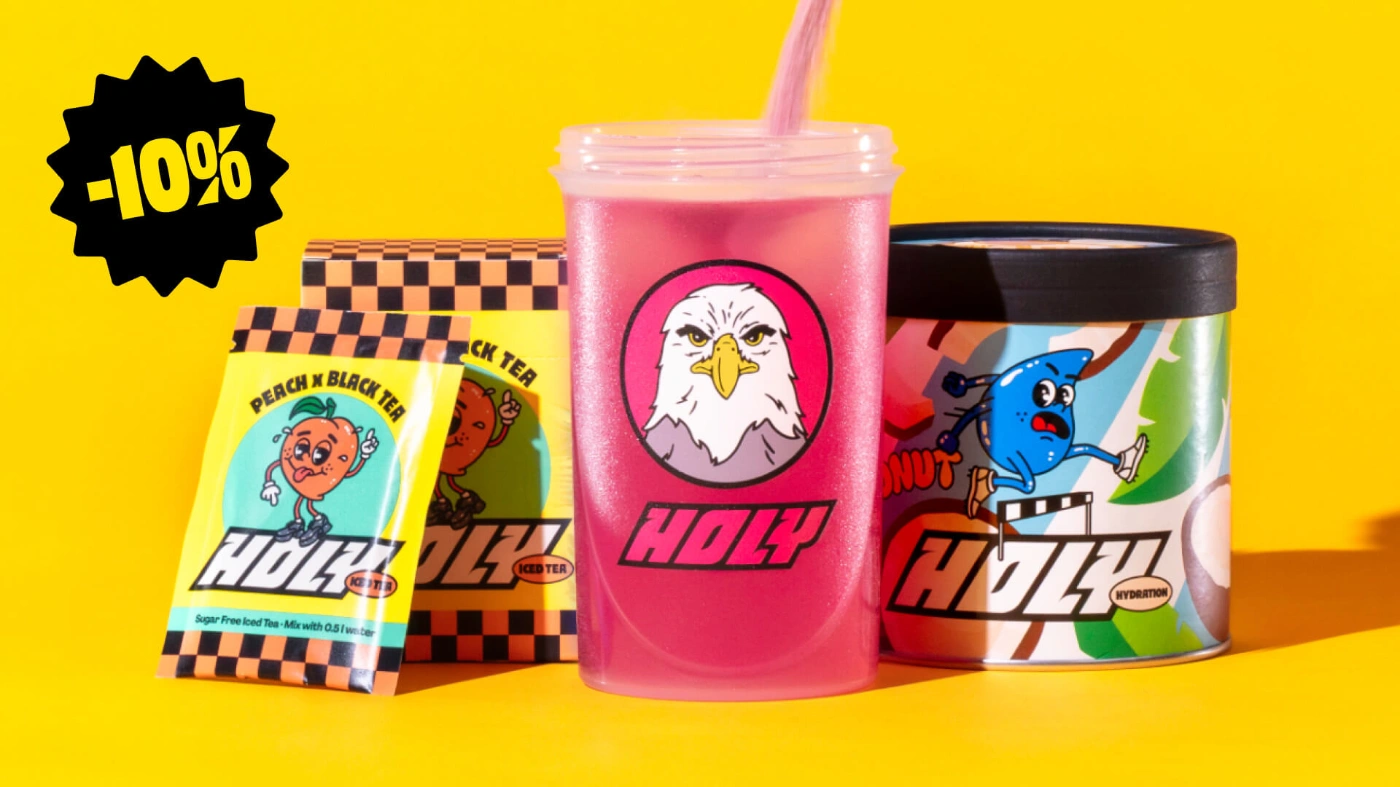 Bunte Getränkepackungen und ein pinkes Getränk mit „HOLY“-Logo stehen vor gelbem Hintergrund. Links ist ein schwarzes Symbol mit „-10%“ zu sehen.