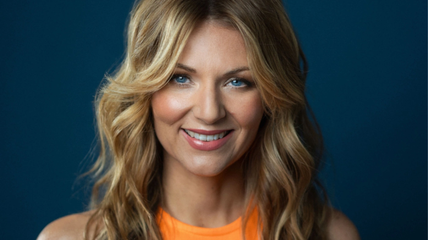 Ein Porträt von Ella Endlich, auf dem sie lächelt.