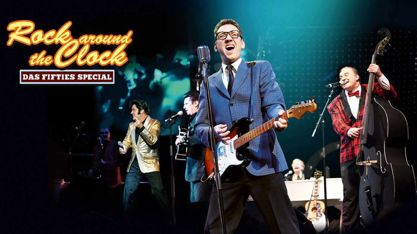 5 Musiker im Look der 50ger Jahre, die u.a. mit Kontrabass und E-Gitarre Musik machen und in ein nostalgisches Mikro singen.