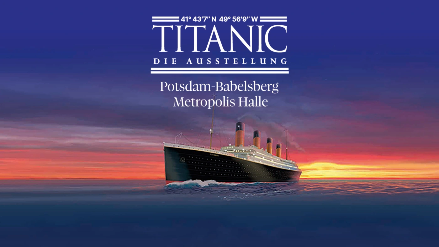 Werbegrafik zur Ausstellung „Titanic – Die Ausstellung“ in Potsdam-Babelsberg, Metropolis Halle. Die Titanic fährt über ruhiges Meer vor einem farbigen Sonnenuntergangshimmel, darüber stehen Titel und Koordinaten.