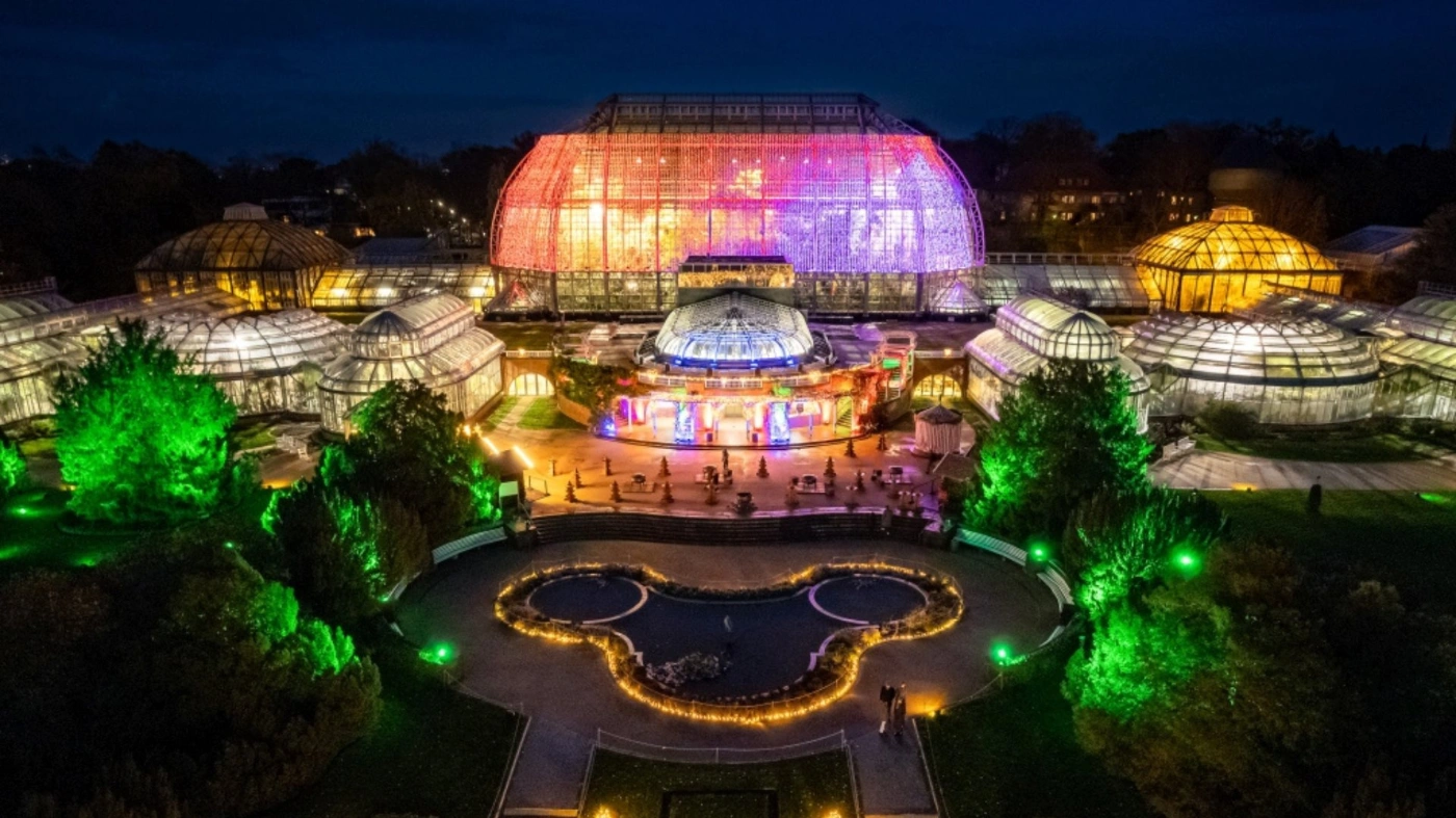 Blick auf den hell erleuchteten Botanischen Garten bei Nacht im Rahmen des Christmas Gardens.