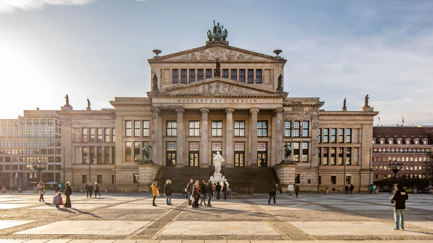 Blick auf das Konzerthaus Berlin im Sonnenschein.