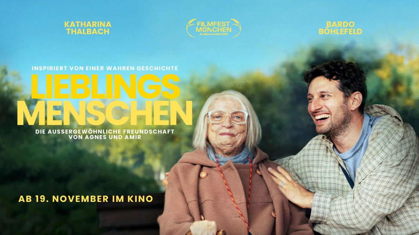 Ein Filmplakat für den Film "Lieblingsmenschen". Zu sehen ist ein jüngerer Mann, der eine ältere Frau lachend umarmt.