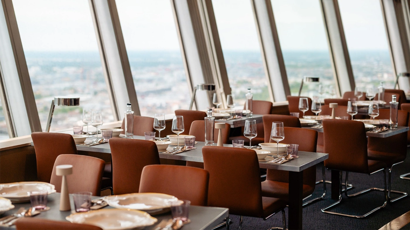 Zu sehen ist der Blick aus dem Restaurant von dem Berliner Fernsehturm.