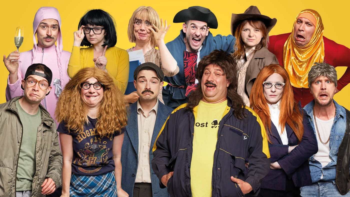 Zu sehen sind zwölf Schauspieler und Schauspielerinnen vor einem gelben Hintergrund.
