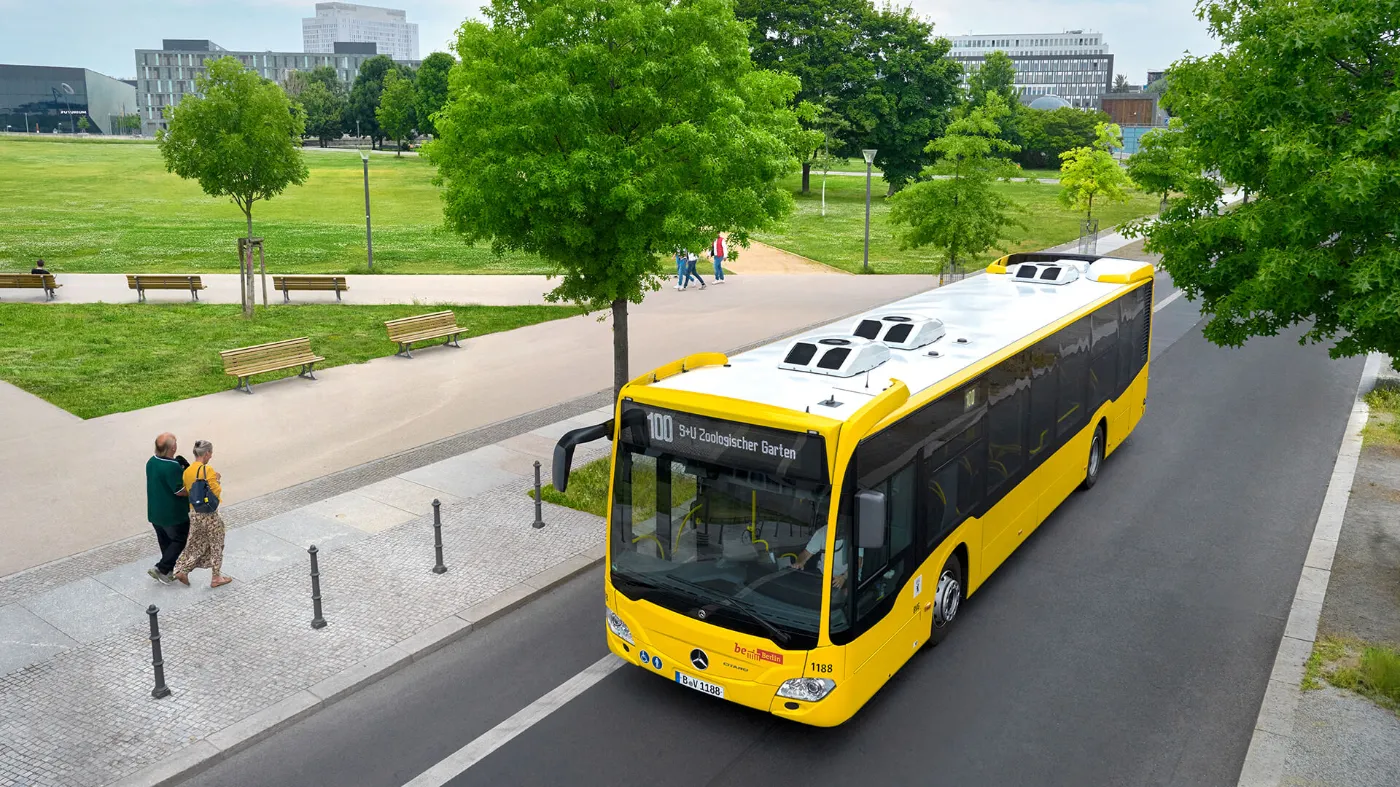 Ein Bus der BVG fährt an einem Park vorbei