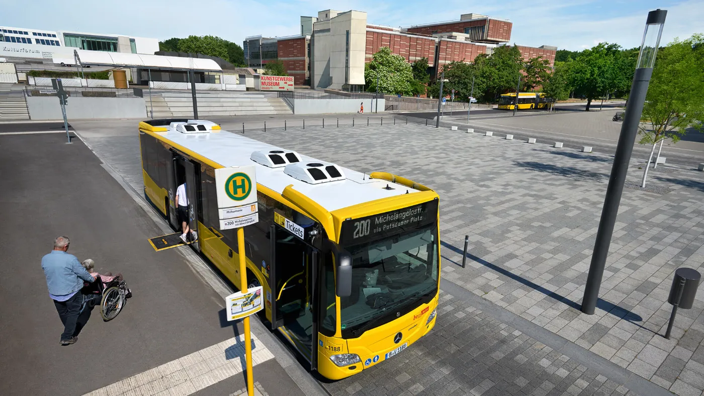 Ein Bus der Linie 200 hält an einer Haltestelle.