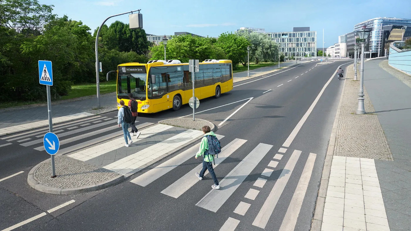 Ein Bus der BVG nähert sich einem Zebrastreifen.