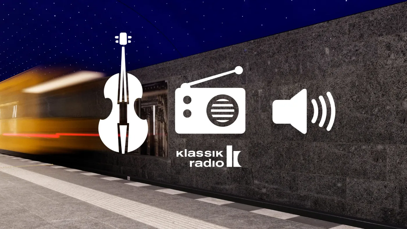 Drei weiße Icons, ein Streichinstrument, ein Radio, ein Lautsprecher, sind neben dem Logo des Kooperationspartners Klassik Radio auf einem Foto platziert. Das im Hintergrund liegende Foto zeigt eine einfahrende U-Bahn im U-Bahnhof Museumsinsel.