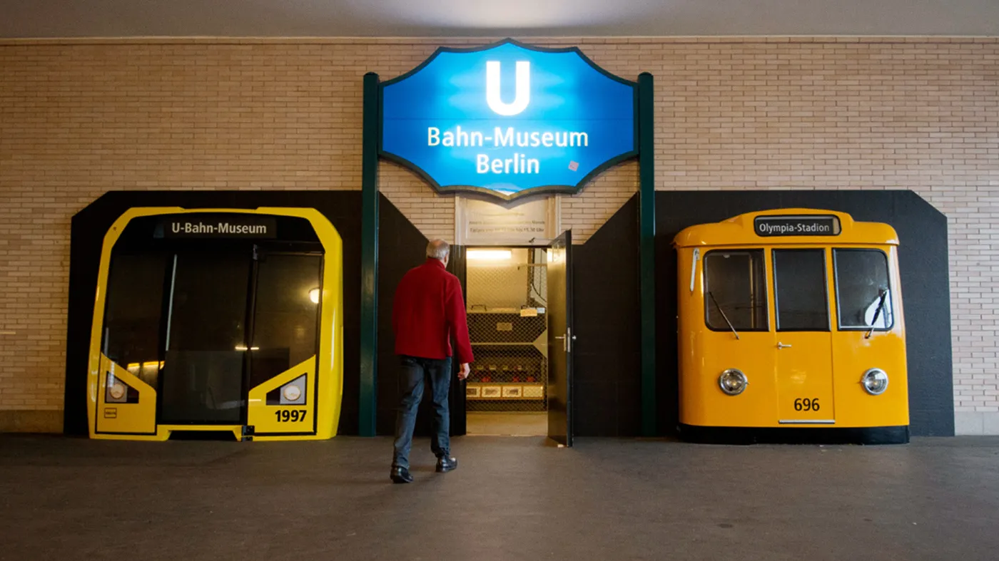 Ein Mann betritt das U-Bahn Museum.