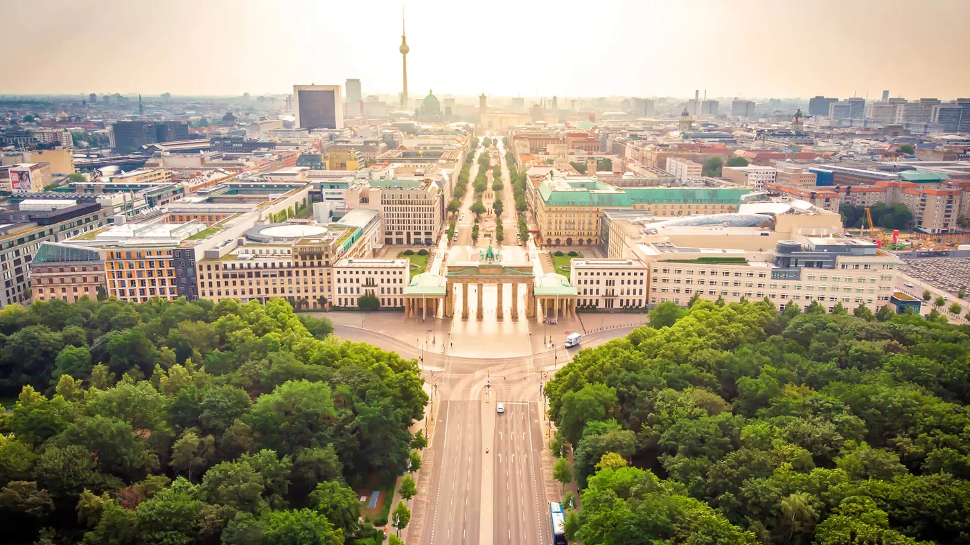 Luftaufnahme vom Brandenburger Tor und den umliegenden Gebäuden. Ein Teil des Tiergartens ist außerdem zu sehen.