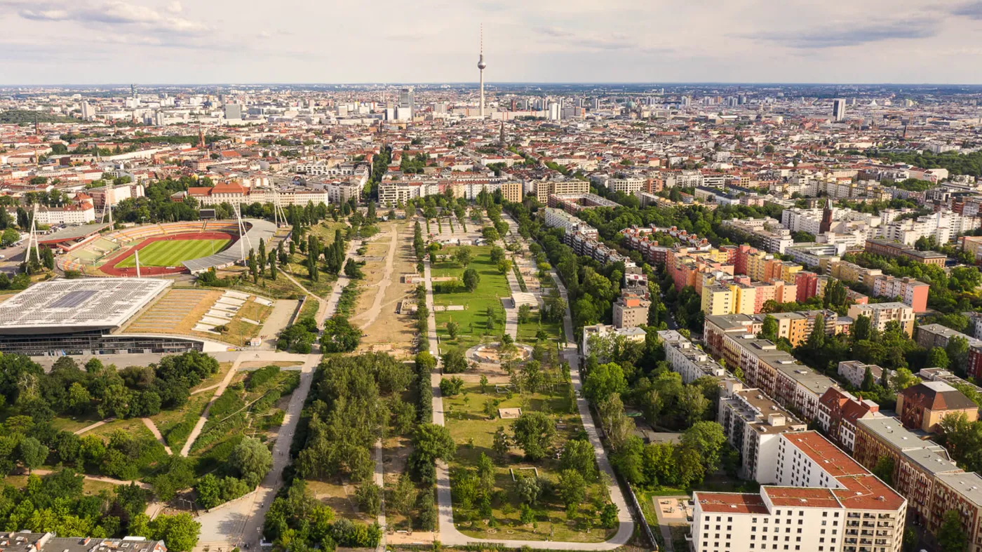 Luftaufnahme von einem Teil Berlins. Groß zu sehen ist ein Teil des Mauerparks. 