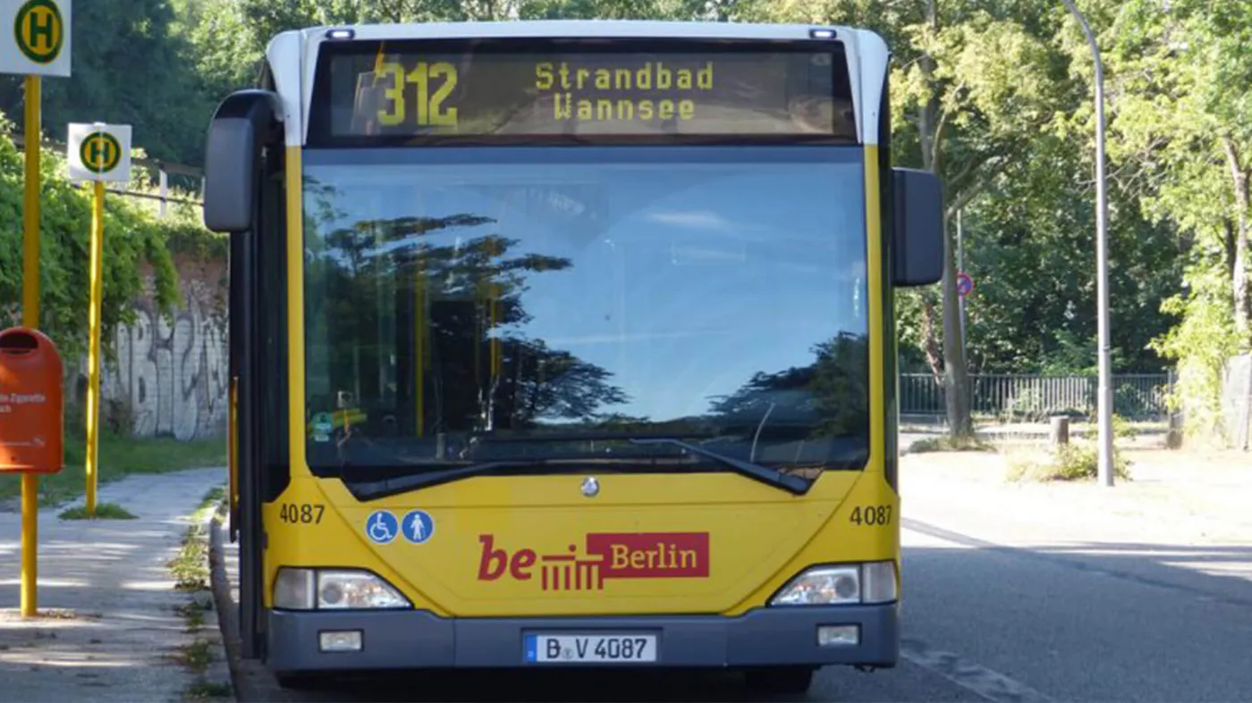 Vorderansicht eines Busses der BVG der Linie 312. 