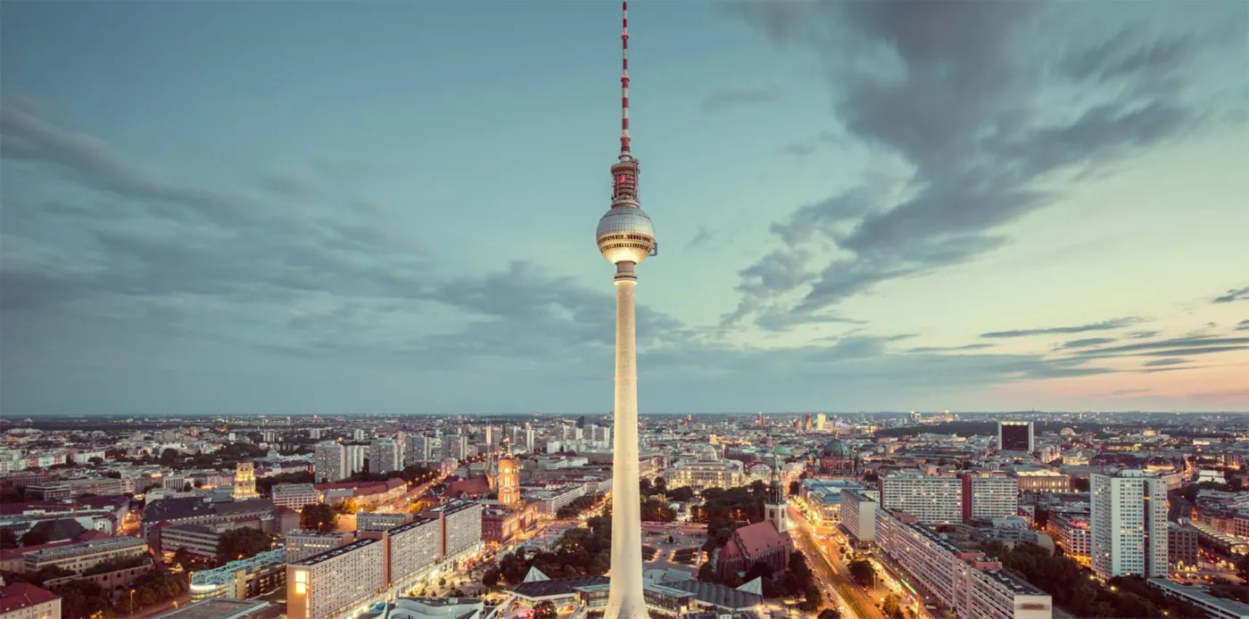 Blick auf Berlin. Im Zentrum des Bildes steht der Fernsehturm. 