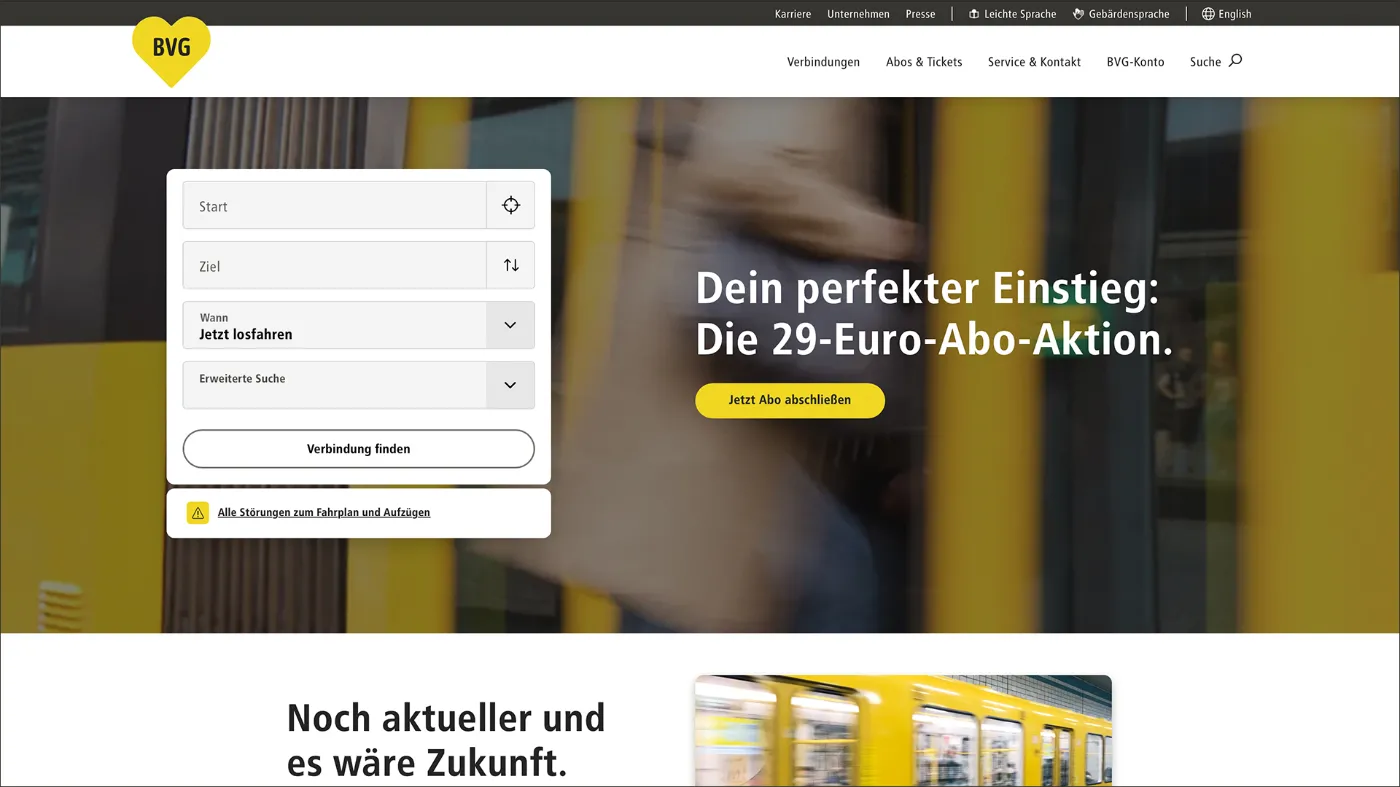 Ein Screenshot der BVG-Startseite: Man sieht im Hintergrund ein Bild einer Tram, im Vordergrund die Verbindungssuche.