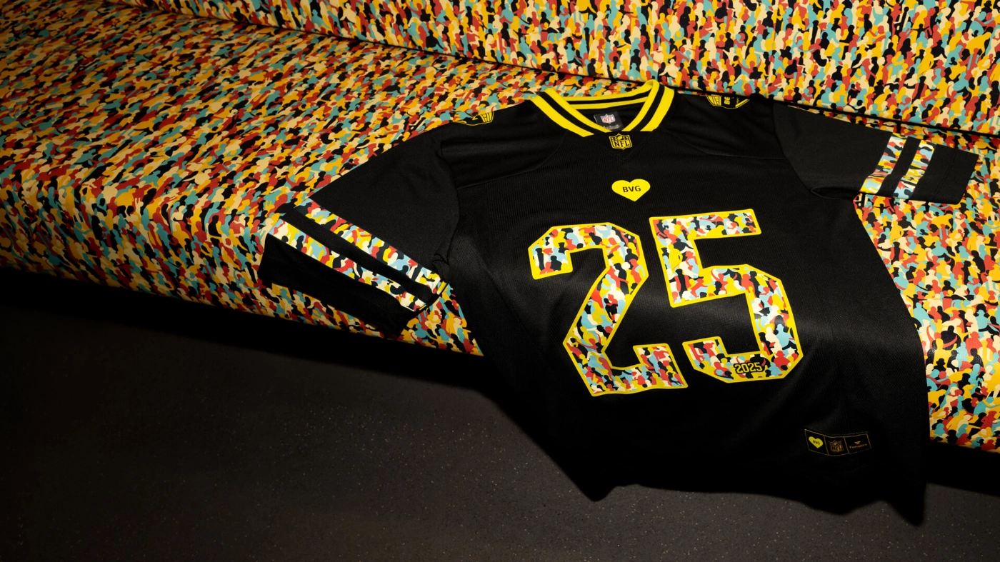 Auf einer Sitzbank mit dem BVG "Muster der Vielfalt" liegt ein ausgebreitetes NFL-Jersey in schwarz und dem BVG-Muster mit der großen 25 darauf.
