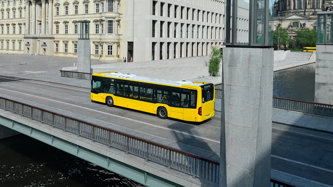 Ein Bus fährt über eine Berliner Brücke.