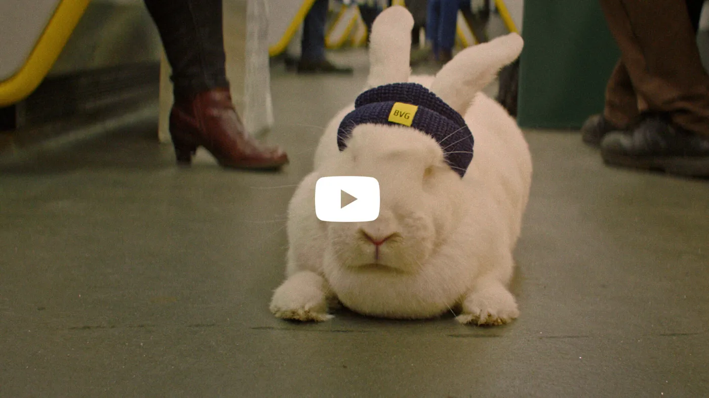 Standbild aus dem Kampagnenfilm zeigt die Szene, in dem ein Hase auf dem Boden einer U-Bahn sitz und eine BVG-Mütze trägt.