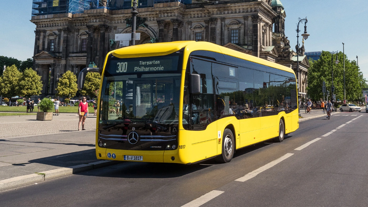 Zu sehen ist der Bus 300 auf einer Straße.