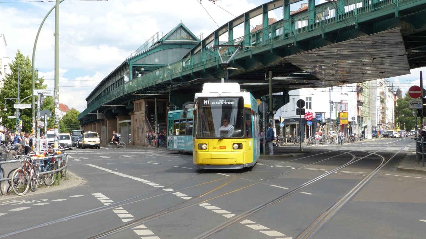Zu sehen ist die Tram M1 auf einer Straße.
